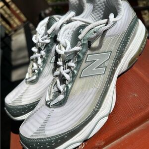 New Balance 725 White and Green Athletic Shoes Size 10